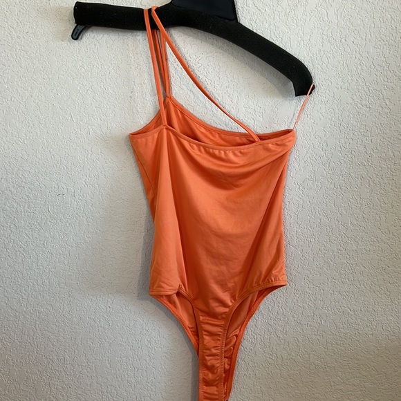 ❗️last call Superdown Taryn Asymmetric Bodysuit in Orange - Picture 10 of 11